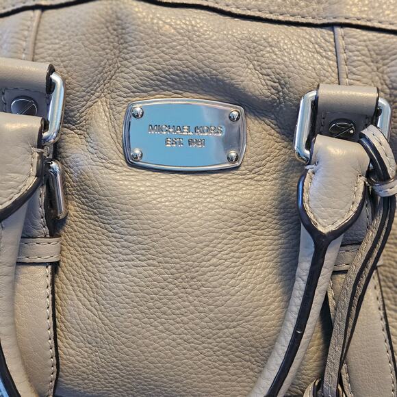 Michael Kors Bedford Belted Med Bowling Satchel Light Grey Pebbled Leather Bag - Picture 4 of 8